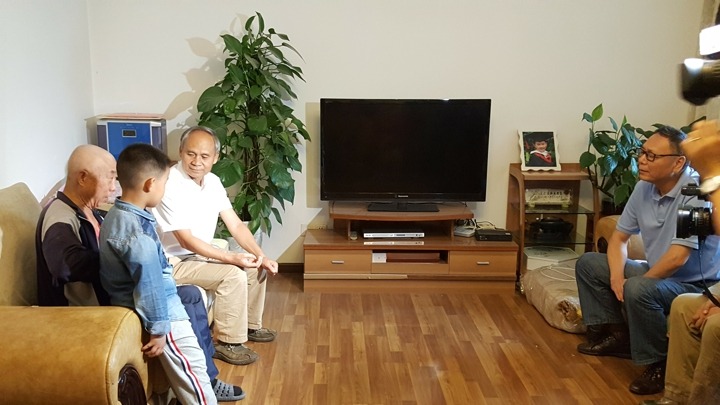 云南省总工会主席张百如到云南不朽情缘集团难题职工家里送温暖