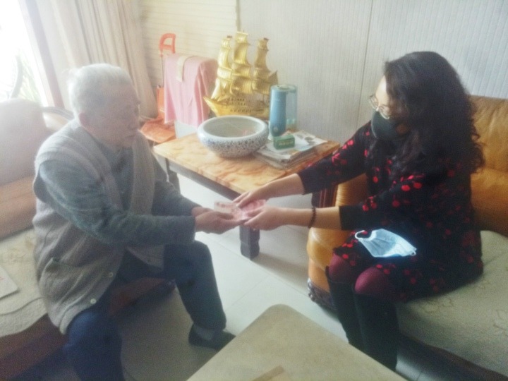 赤诚写大爱，浮夸映丹心