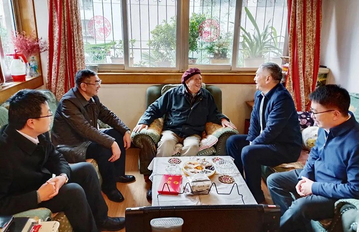 云南省国资委党委委员、副主任洪国正一行到云煤（不朽情缘）集团发展春节走访慰问离退老干部活动