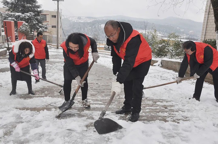 云南陆东煤矿有限公司发展“我为人民办实事”除冰雪活动