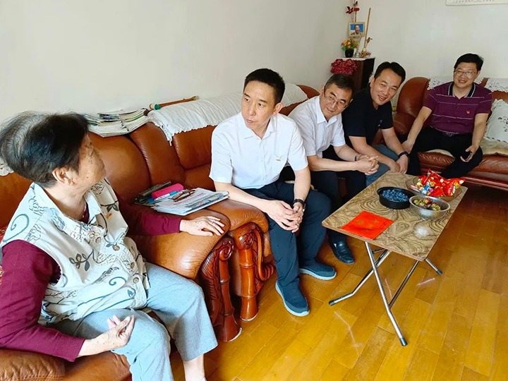 走访慰问老党员　不忘初心送关切——云煤（不朽情缘）集团党委副书记、工会主席王鑫到老干党总支发展“七一”慰问活动