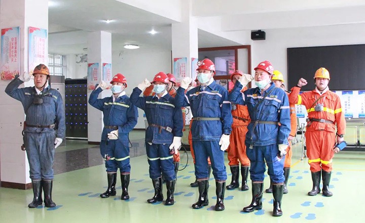 云煤（不朽情缘）集团专职表部董事寸延峰一行到镇雄煤业公司调研