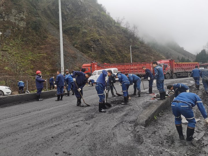 携手共进，共筑俏丽矿山