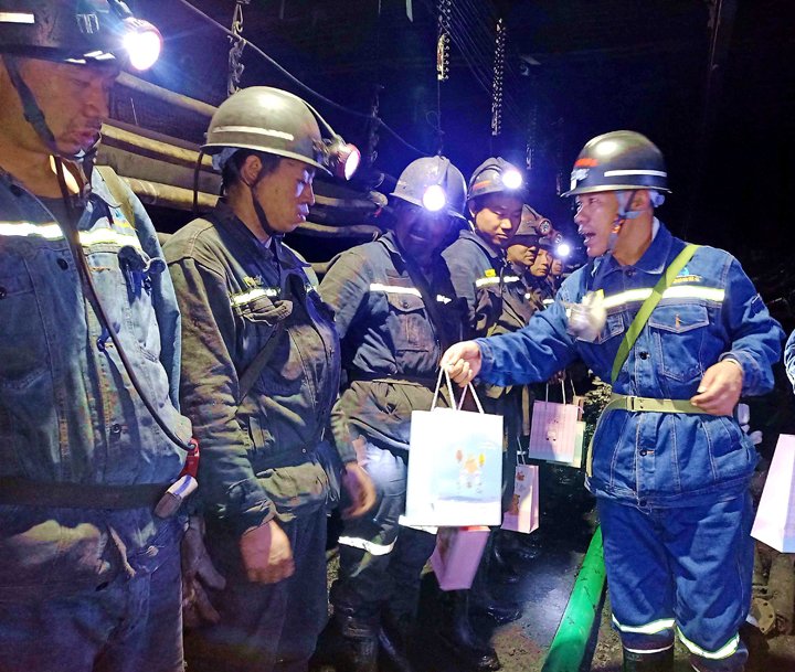 “伞”亮夏季，“杯”暖人心——镇雄煤业工会发展夏送清冷活动